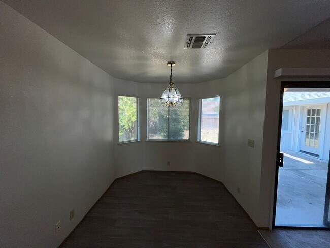 Building Photo - 4BR | 2BA | 1800SF | 2 Car Garage | Availa...