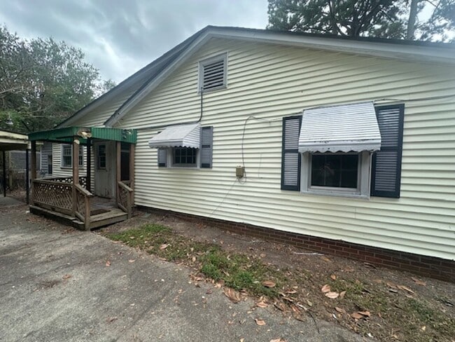 Building Photo - 605 Greenmead Dr