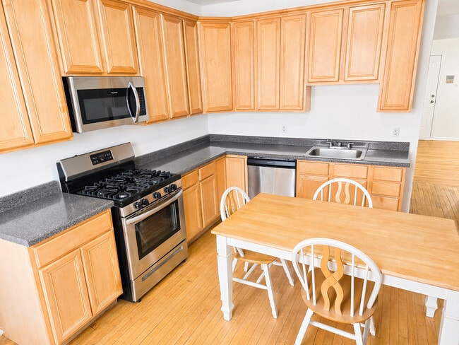 Building Photo - 2239 N Western Ave