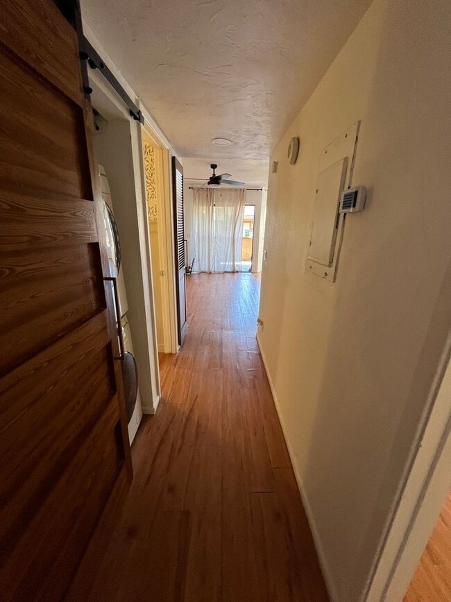 Building Photo - 3 Bedroom 2 bath Condo in Midvale!
