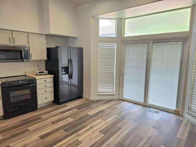 Building Photo - Beautifully Remodeled 2 Bed, 2 Bath, Single level Townhome, 2 car garage.