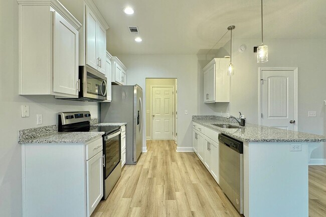 Building Photo - AVAILABLE NOW! (Pet Friendly)