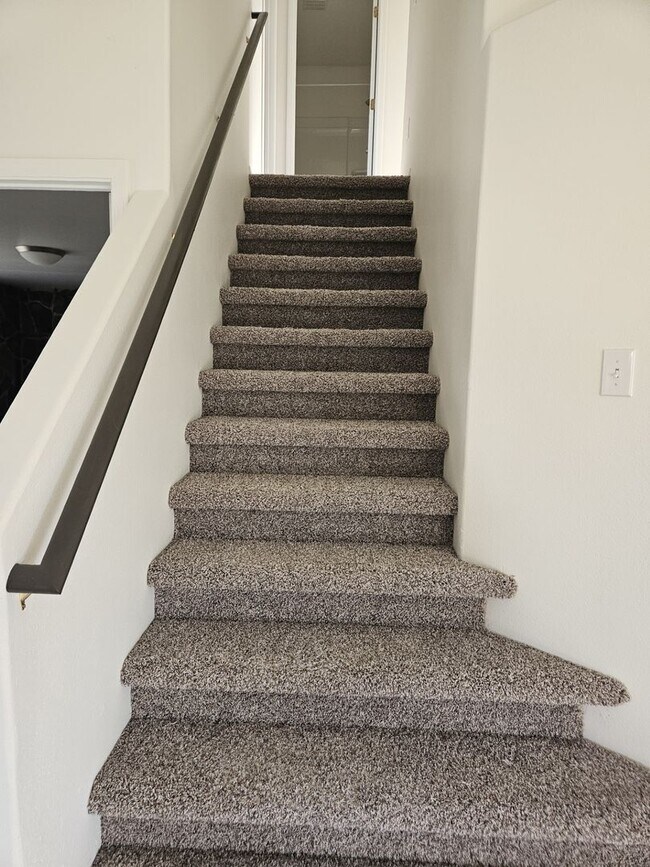 Building Photo - Welcome to this stunning 3-bedroom, 2.5-bathroom home located in the vibrant city of Nampa, ID.