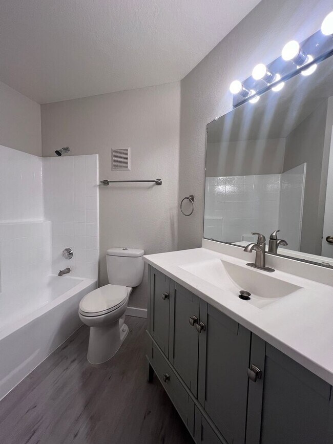 Building Photo - The Enclaves 3 bed 2 bath Upgraded Condo!