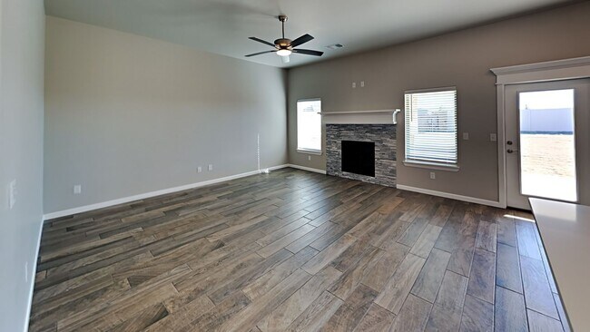 Building Photo - Beautiful 4 Bedroom 2 Bathroom Home in Pie...
