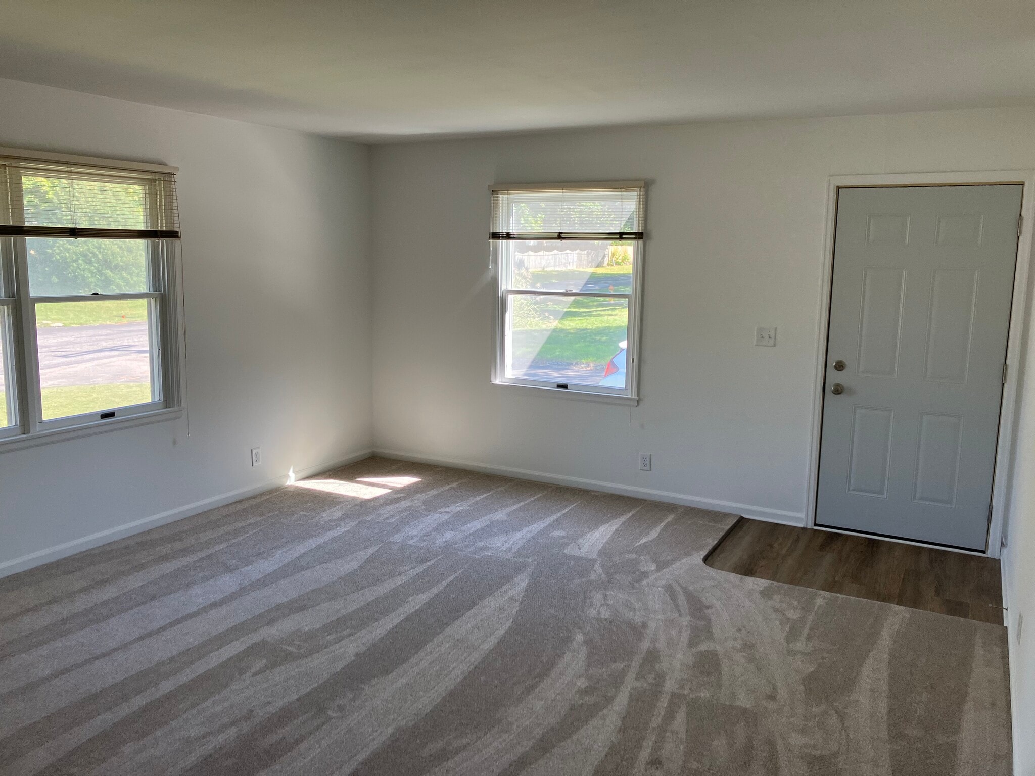 Huge living room - 5601 N Humboldt Ave