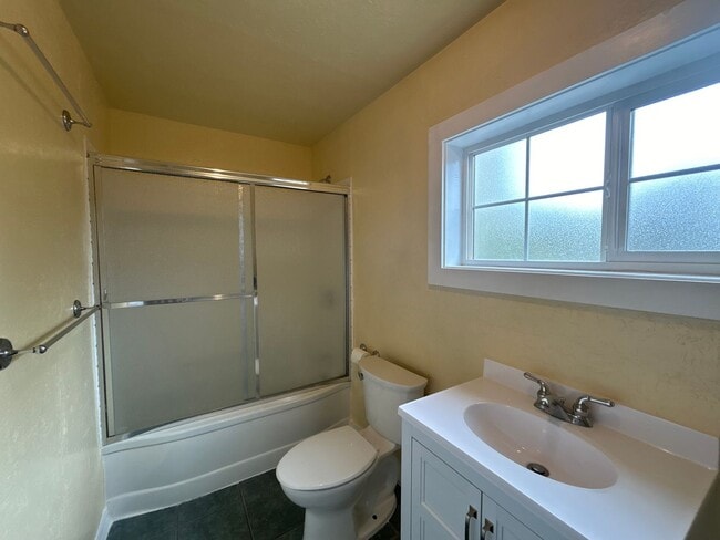 Building Photo - Downtown Redmond Charm 3 Bedroom / 1 Bath