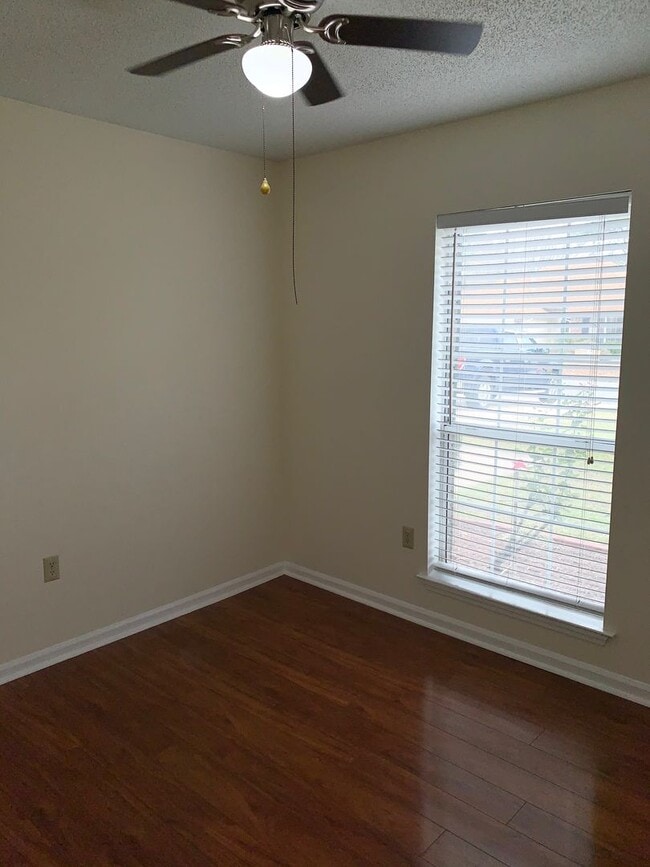 Building Photo - 3 bed 2 bath