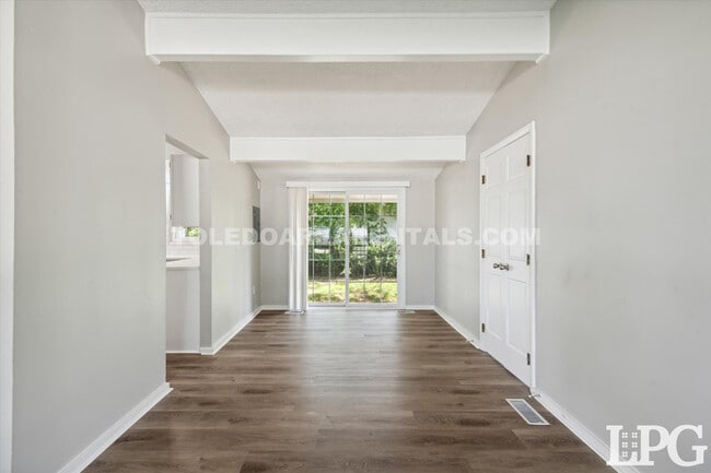 Building Photo - 804 Village Trail