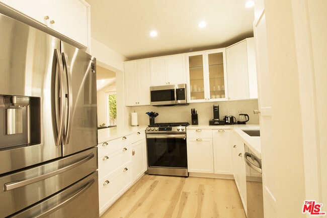 Building Photo - 9042 Phyllis Ave