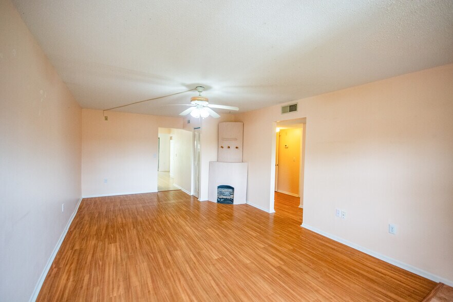 Building Photo - 305 30th Ave W