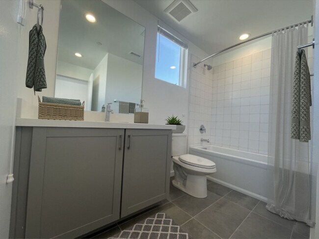 Building Photo - State of the Art, 2 bed 2.5 bath Luxury Condo in Ventura!