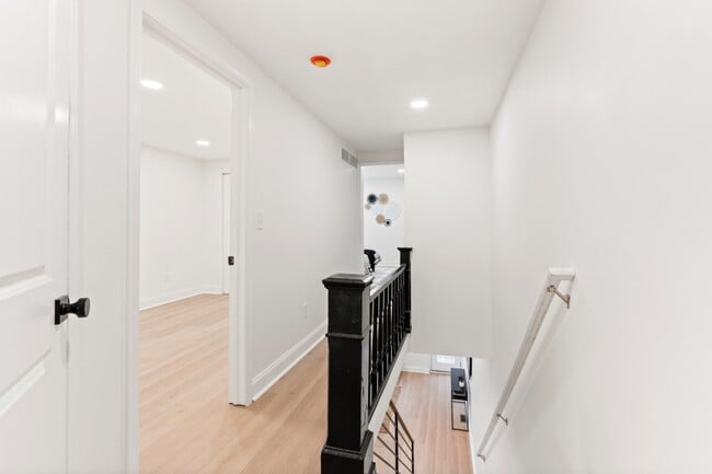 Building Photo - 1638 Latona St