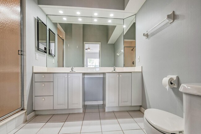 Building Photo - 2 BEDROOM CONDO AVAILABLE ASAP IN CALUSA BAY!!!