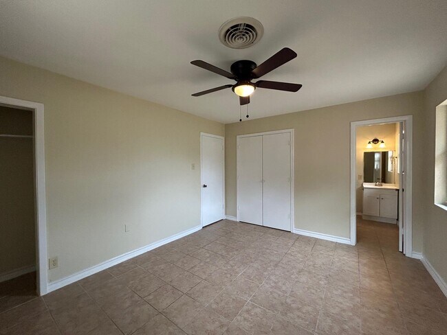 Building Photo - 1006 Laurel Dr