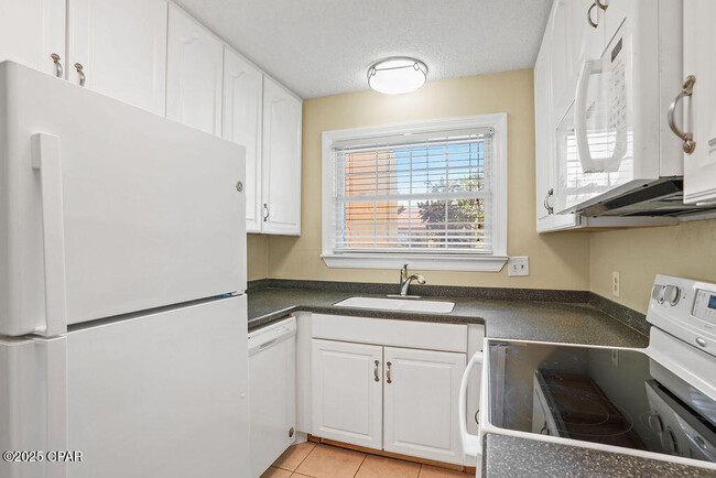 Building Photo - 1025 W 19th St