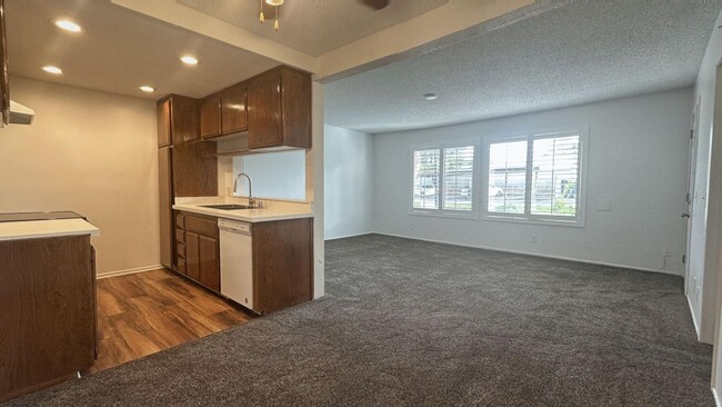 Building Photo - MOVE IN SPECIAL! Cozy 1 Bedroom, 1 Bathroo...