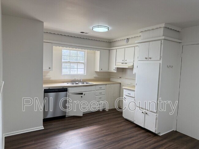 Building Photo - 321 W 62nd Pl N