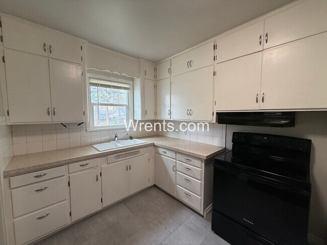 Building Photo - Charming South Hill Home with Flexible Living Space - Coming soon!
