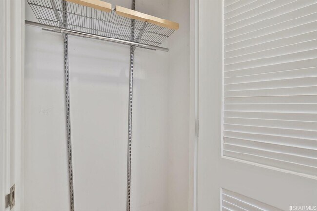 Building Photo - 260 King St