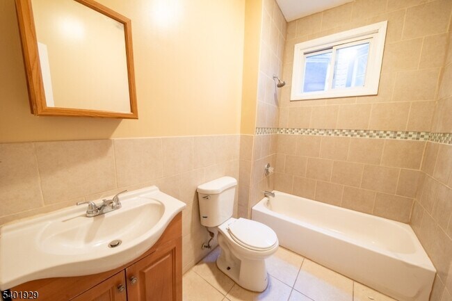 Building Photo - 166 Seymour Ave