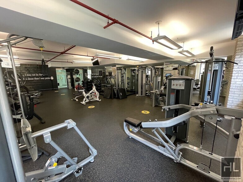 Building Photo - Beautiful 3 Bedroom 2.5 bath Apartment In ...