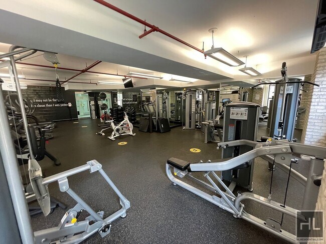 Building Photo - Beautiful 3 Bedroom 2.5 bath Apartment In ...