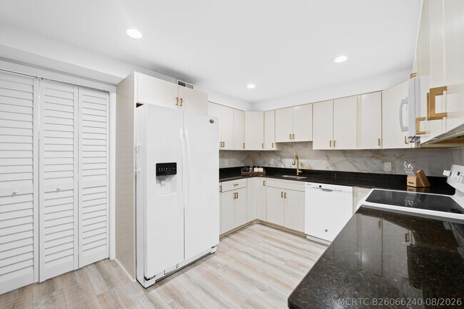 Building Photo - 491 Racquet Club Rd