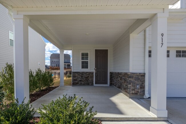 Building Photo - Light & Bright 4BR 3BA house in Tryon, Wak...