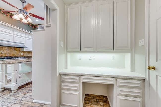 Building Photo - Absolutely Stunning!