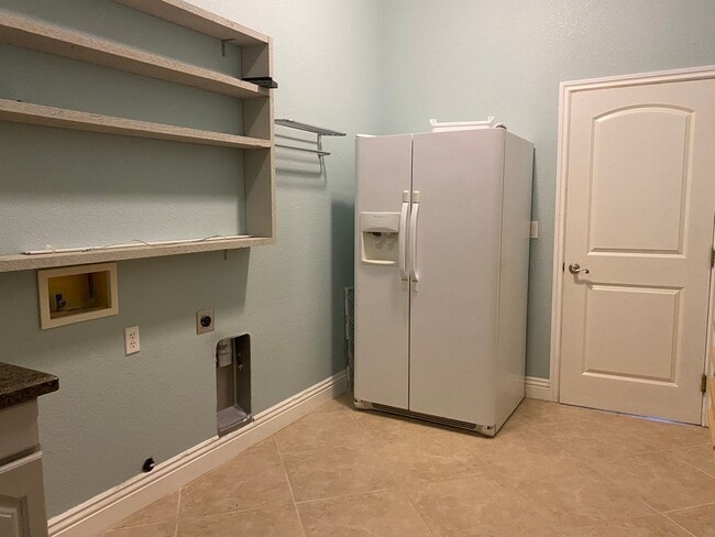 Building Photo - CALVADA VALLEY U.1 - Oakleaf Avenue