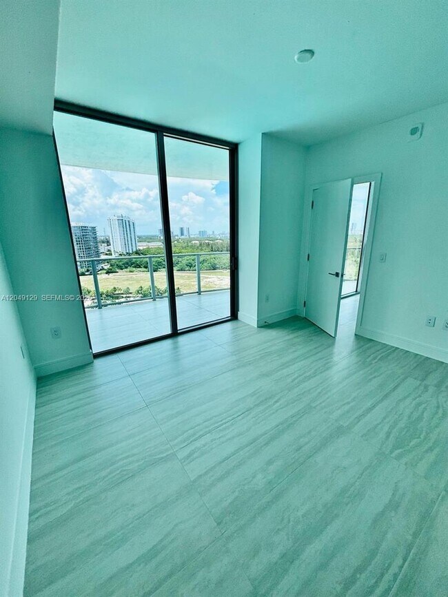 Building Photo - 2411 Laguna Cir
