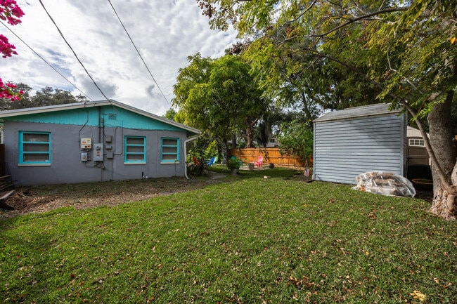 Building Photo - 214 Lucerne Dr