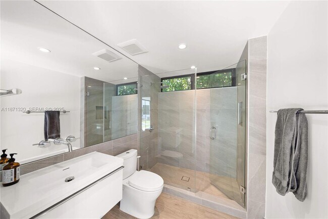 Building Photo - 5728 Pine Tree Dr