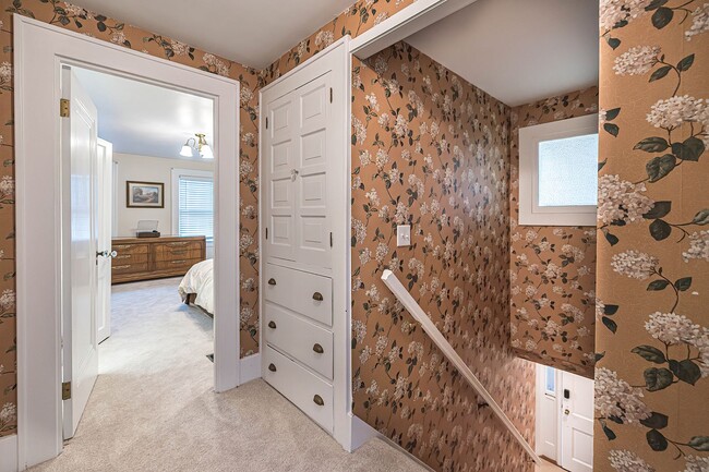 Building Photo - Quaint 4 bedroom Erie Home with Central Air & Garage Parking (Month to Month available)