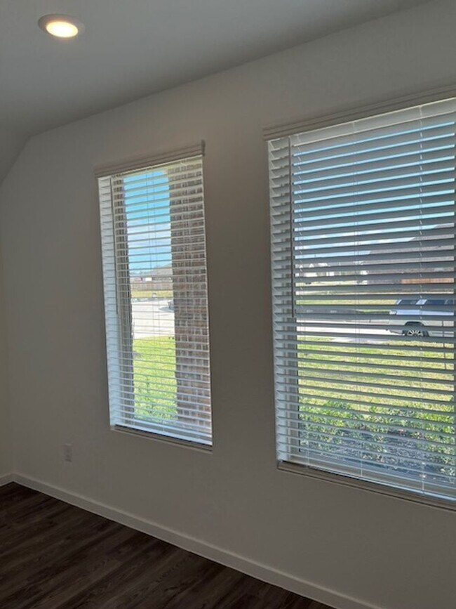 Building Photo - Charming 4BR Brand New House in League City