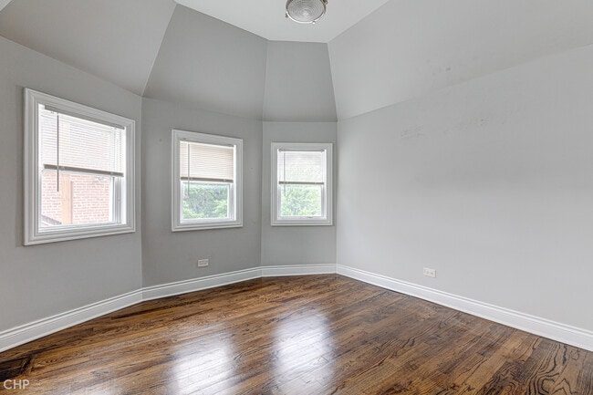 Building Photo - 1313 E Hyde Park Blvd