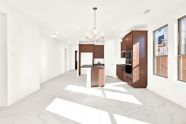 Building Photo - 2414 Thavie St