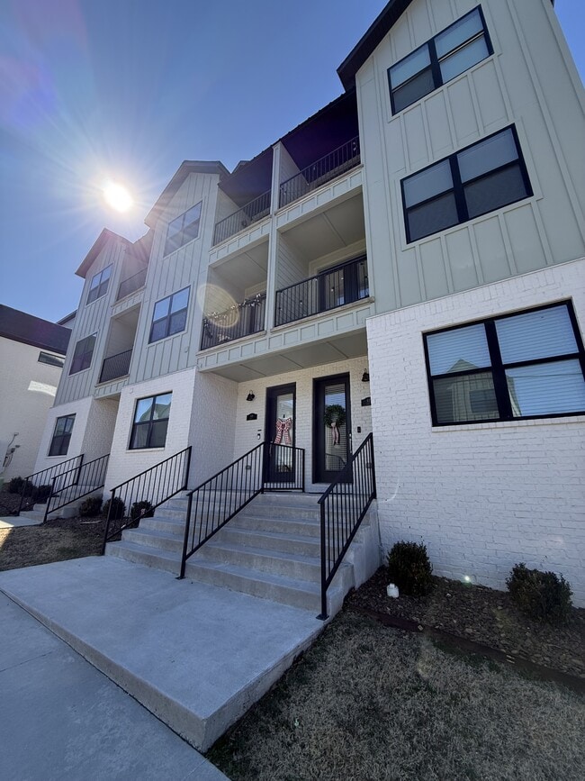 Building Photo - 619 Whitham Ave