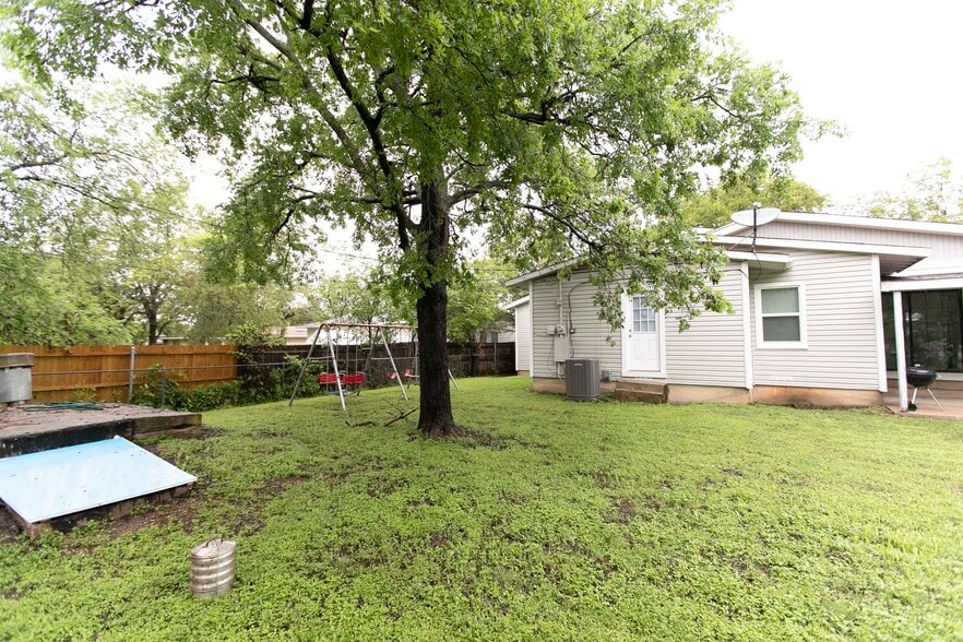 Backyard - 7459 Mohawk Ave