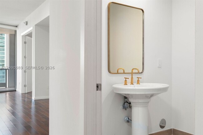 Building Photo - 5959 Collins Ave
