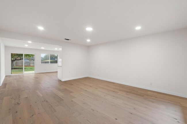 Building Photo - 902 Warrington Dr