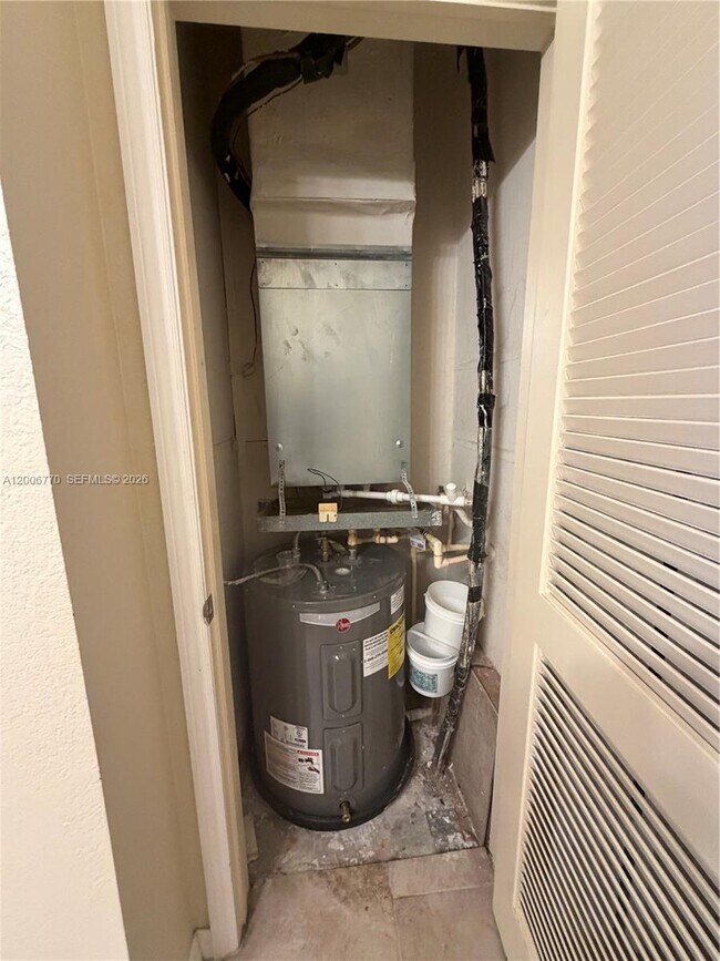 Building Photo - 860 N Orange Ave