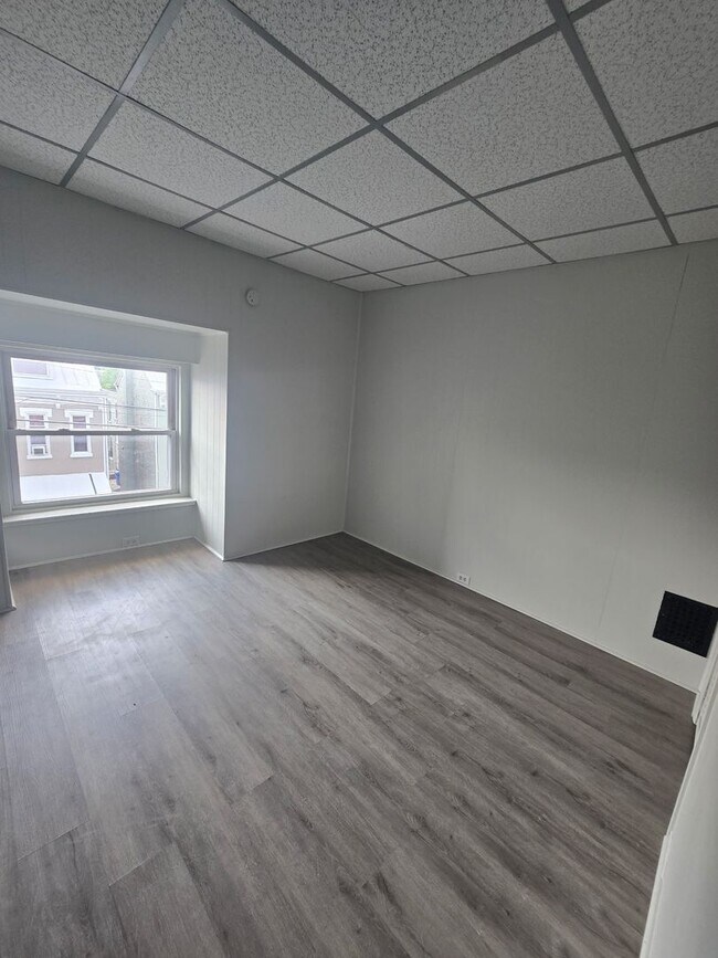 Building Photo - 827 N 10th St