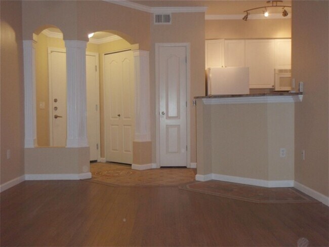 Building Photo - Charming 1-Bedroom 1-Bath Condo in Biltmore Area
