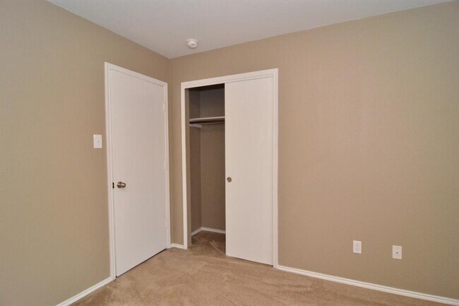 Building Photo - 806 Municipal Dr