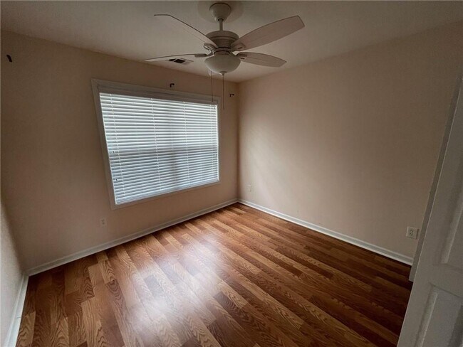 Building Photo - 2369 Suwanee Pointe Dr