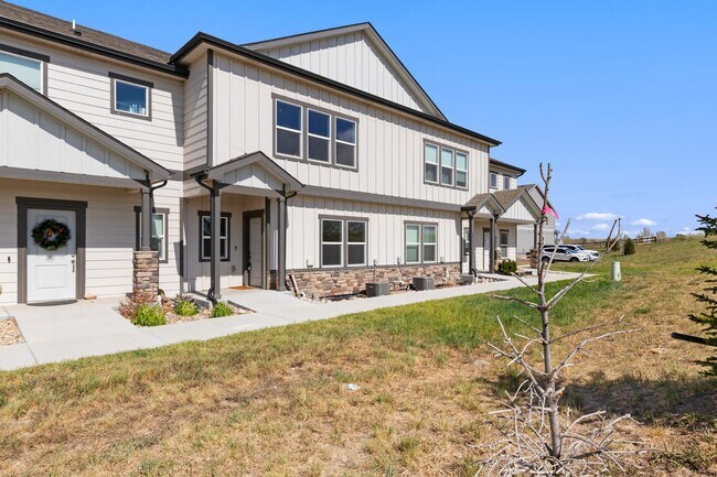 Building Photo - Beautiful 3-bedroom, 3-bathroom townhome located in Lorson Ranch!!
