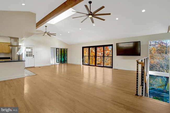 Building Photo - 6120 Beachway Dr