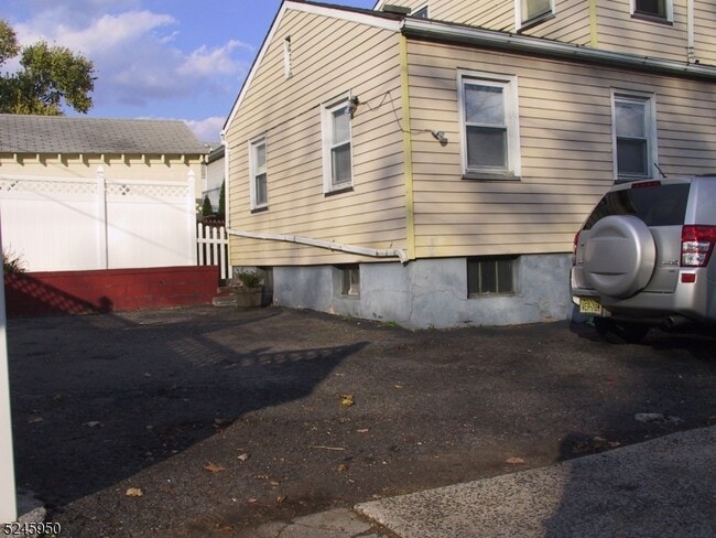 Building Photo - 204 Spruce St